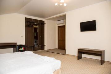 Фото номера Люкс с 1 спальней Гостевой дом Valentina Guest House г. Цандрыпш 2