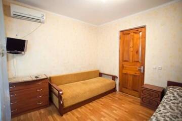 Фото номера Четырехместный номер с балконом Гостевой дом Mila Guest House г. Цандрыпш 8