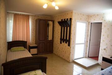 Фото номера Четырехместный номер с балконом Гостевой дом Mila Guest House г. Цандрыпш 3