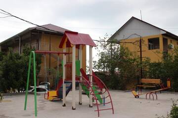 Фото номера Трехместный номер с балконом Гостевой дом Гостевой дом &quot;Огонёк&quot; г. Цандрыпш 3