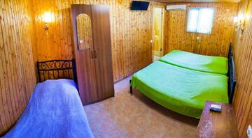 Фото номера Классический трехместный номер Гостевой дом Guest House U Larisy г. Цандрыпш 3